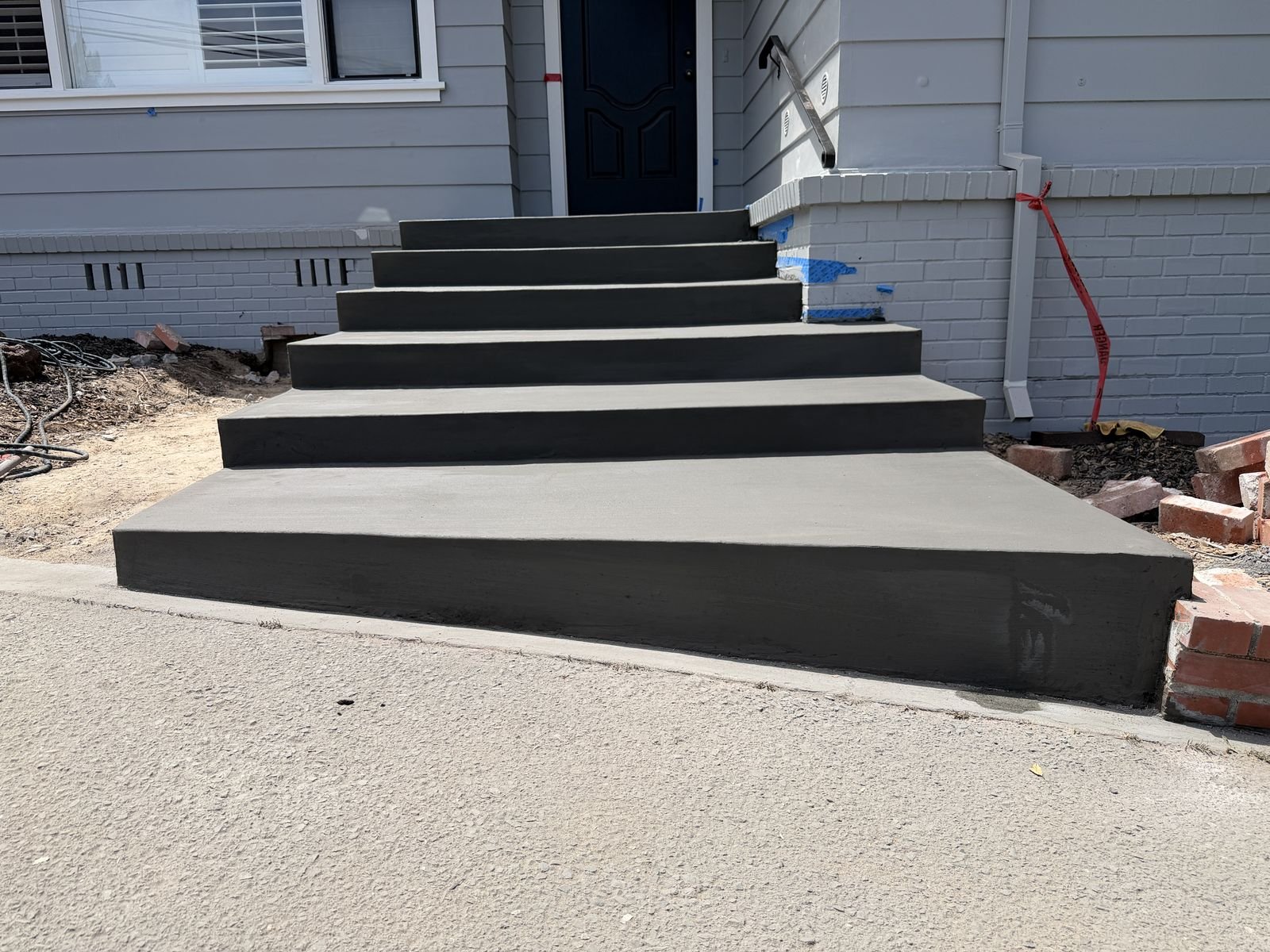 Concrete entry stoop and steps