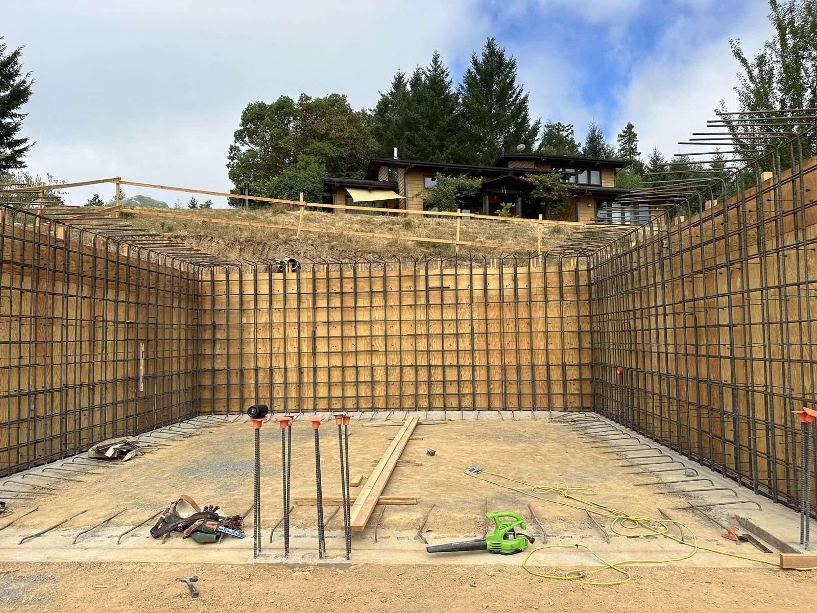 Shotcrete formwork walls with reinforcement